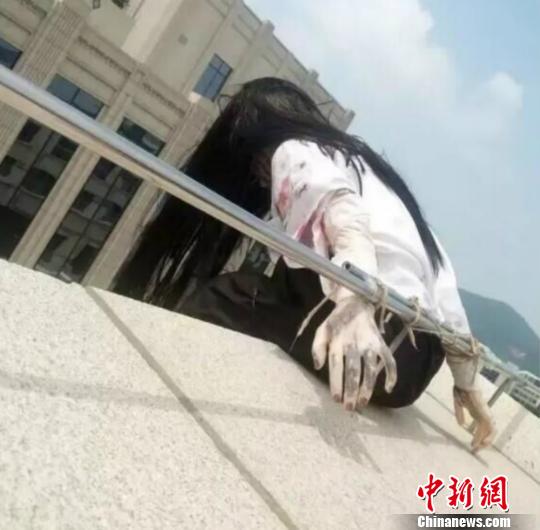長髮女子“盤踞”商場樓頂原是鬼屋宣傳噱頭已被拆