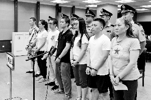 昨天，賈彩榮(右一)等7人因集資詐騙7000多萬元在市二中院受審。 首席攝影記者 吳寧/攝