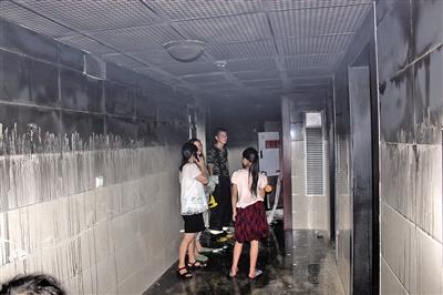 8月12日,觀南城2棟5樓一住戶發生火災,燒燬了大部分傢具和家電,還有上萬元現金。樓道也被熏黑。 見習記者 燕勇 攝