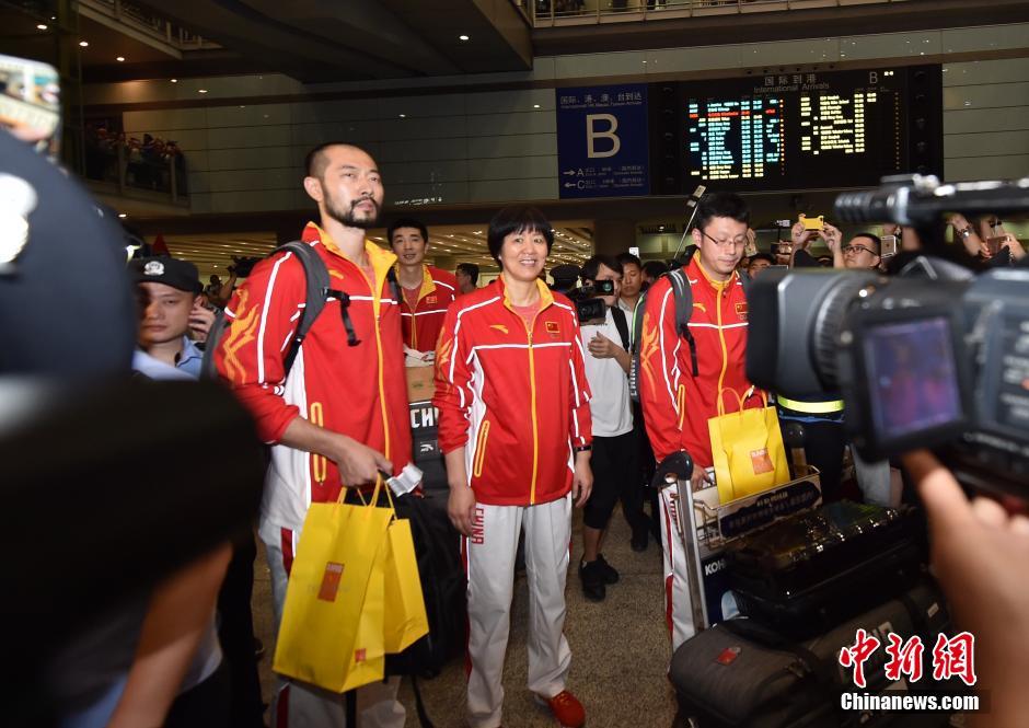 中國女排抵達首都機場 粉絲潮水般涌上夾道迎接