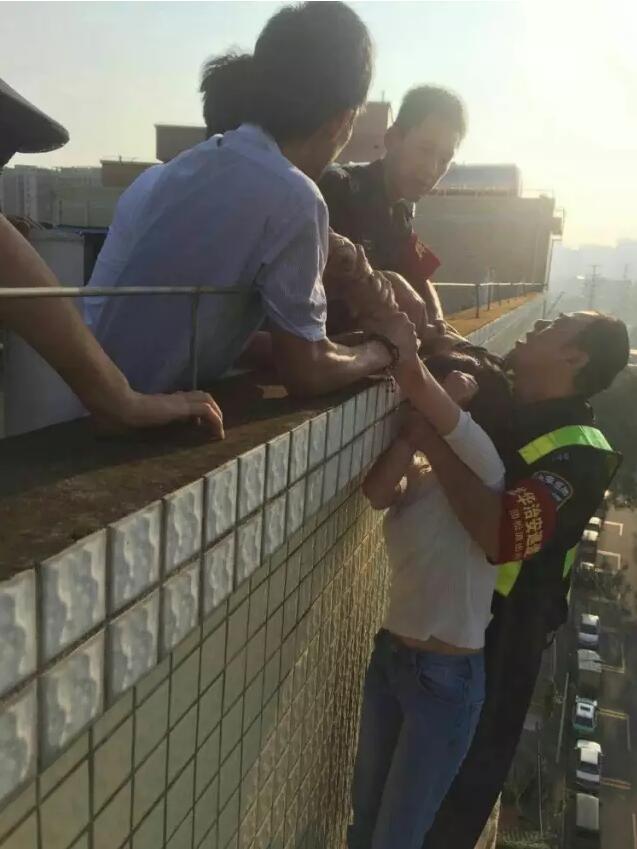 驚險!男子站在11樓邊緣救下輕生女子
