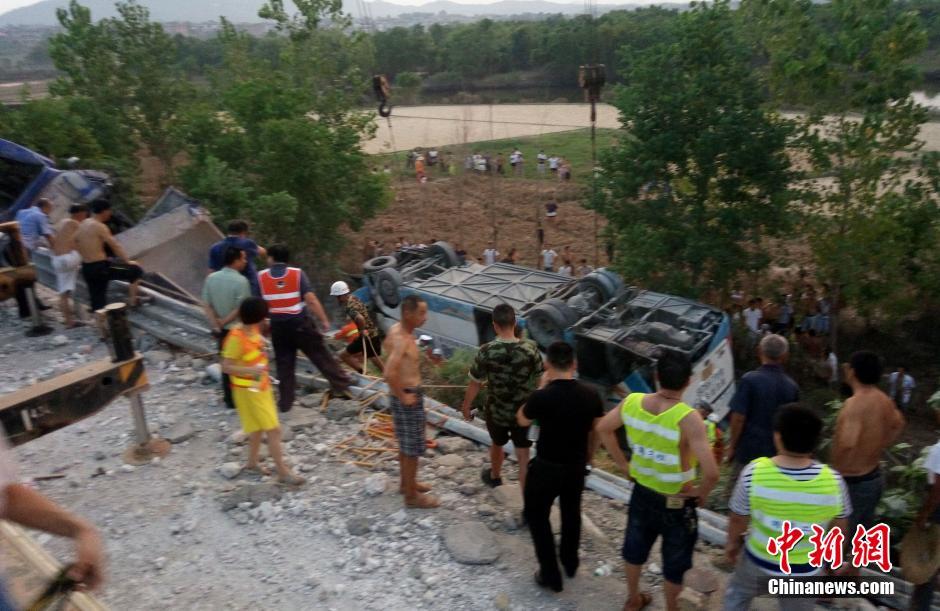 江西境內一大客車追尾側翻 已致數十人死傷