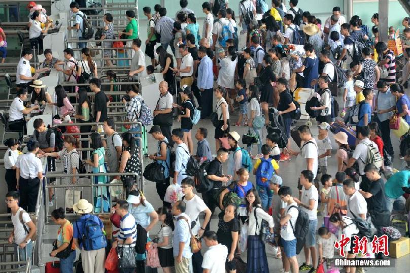 中國各地迎暑運返程高峰 火車站進站口排長隊