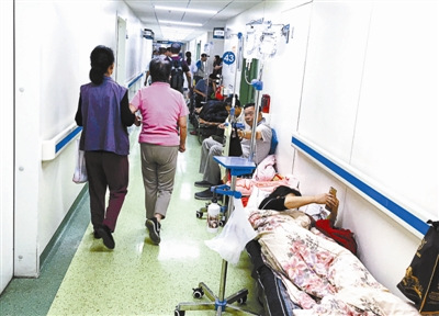 北京部分大醫院急診科床位緊張 患者無奈租買折疊床