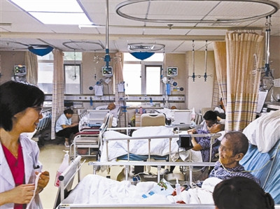 北京部分大醫院急診科床位緊張 患者無奈租買折疊床