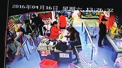 嫌疑人在超市裏購物。視頻截圖
