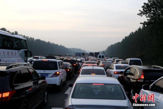 國慶首日高速車流同比增加一成多 預計今日車流量降低