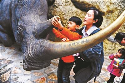 北京動物園犀牛雕塑刻上沒有買賣就沒有殺害