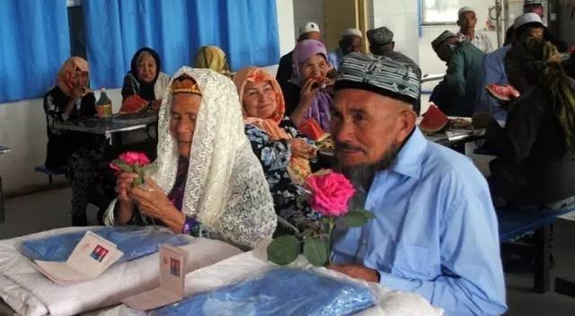 新疆71歲老漢娶114歲新娘 猛烈追求終於如願
