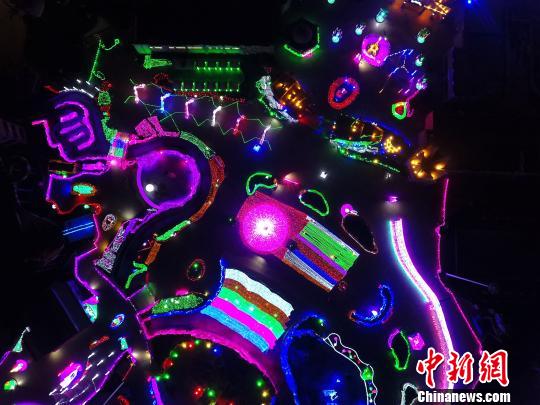 天津水魔方夢幻燈光秀夜場啟幕3000萬盞LED燈營造童話世界