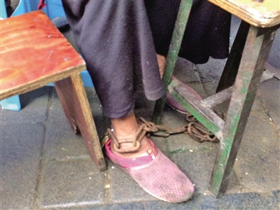 張婆婆右腳被鎖上了鐵鏈。 沙區警方供圖