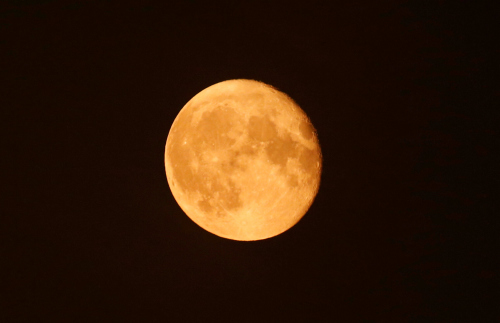 “超級月亮”深秋上演：月滿如銀盤唯美震撼