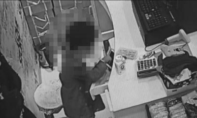 兩小孩在孕婦掩護下偷手機。視頻截圖