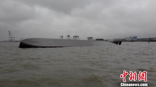 長江江蘇段一艘黃沙船翻沉 3名落水人員獲救