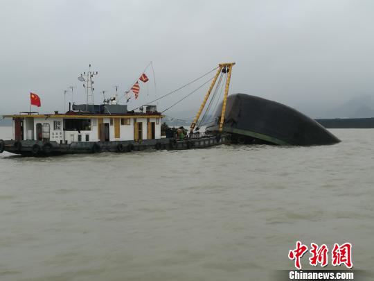 長江江蘇段一艘黃沙船翻沉 3名落水人員獲救