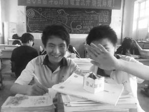 曹小藝(左)和同學在一起。