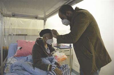36歲的以色列人小麥在照顧患病的41歲女友徐冉