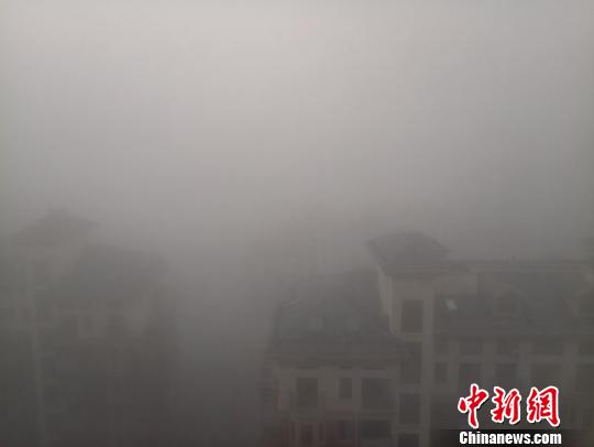 江西省氣象局19日啟動重大氣象災害(大霧)IV級應急響應,應對連續9天出現的罕見大霧天氣。11月19日攝 王劍 攝