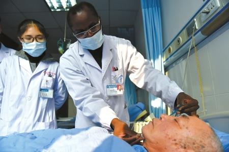 迪亞拉醫生帶著他的學生在病房裏為病人扎針。