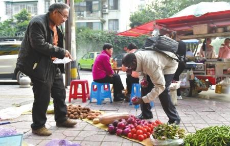 下班回家的路上，迪亞拉在路邊的菜市場買菜，用四川話和老闆砍價。
