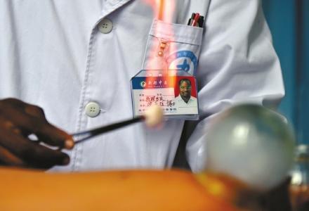 迪亞拉醫生手法嫺熟地為病人拔火罐。