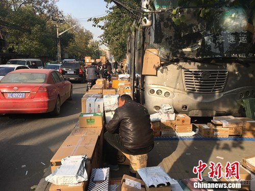 雙11後，中國傳媒大學外的快遞佔滿了人行道。湯琪攝
