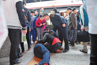 2015年5月13日早高峰時間段，瀋陽地鐵1號線青年大街站站臺，一名74歲的老人在人群中因擁擠而摔倒。老人對涉事人説：“我有老保，我不訛人”。