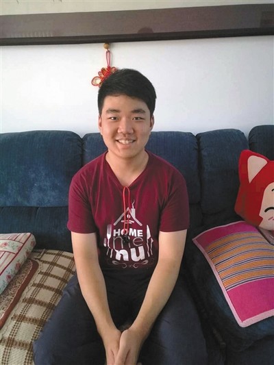 17歲的韓百川從初一起，離開學校，回家學習。