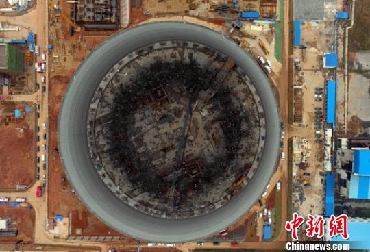  11月24日7時左右,江西省豐城市豐城電廠三期在建冷卻塔施工平臺發生倒塌。圖為現場航拍畫面。 劉佔昆 攝