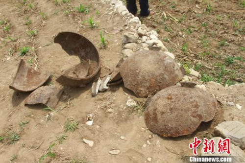記者28日從北京市文物局、延慶區獲悉,今年破獲了一起發生在延慶區的金元時期文化遺址盜掘案。圖為遺址現場出土文物。 曾鼐 攝