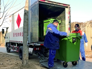 工作人員把收運桶從暫存點冷庫轉移到運輸車上。