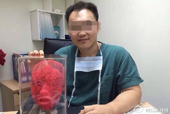 北京某美容醫院醫生手持遺體頭顱的血管模型。  @法制晚報 圖