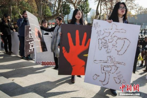2016年12月5日,南京藝術學院的大學生展示國家公祭日主題海報作品。中新社記者 泱波 攝
