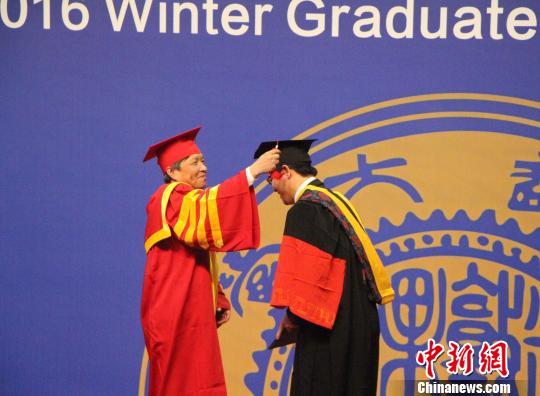 西安交大首次為冬季畢業研究生授學位874人戴學位帽