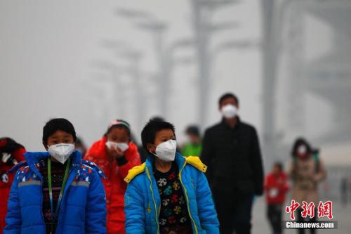 12月21日,北京持續霧霾,空氣重度污染。中新社記者 富田 攝