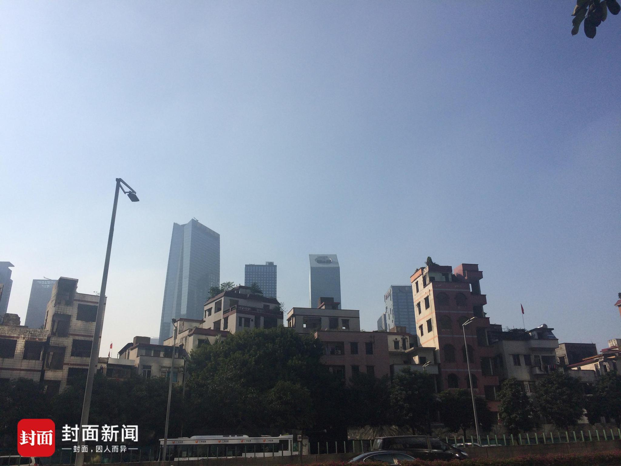 廢屋背靠珠江新城高樓。