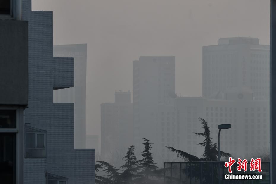 北京拉響空氣重污染橙色預警 將遭“跨年”霧霾