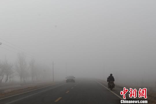 新疆阿拉爾市出現罕見大霧能見度不足50米