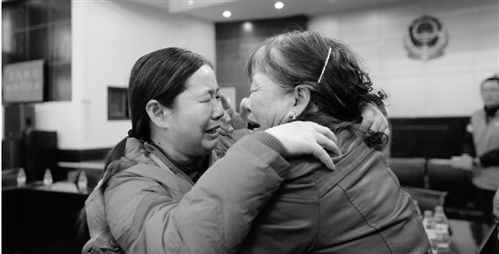 母女倆時隔26年終於相見，相擁而泣。