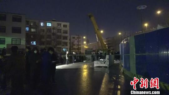 鄭州一高架橋工地坍塌砸中公交車致1死8傷（組圖）