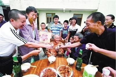 楊昌志老人108歲時，和大家一起過中秋節。（資料圖片）