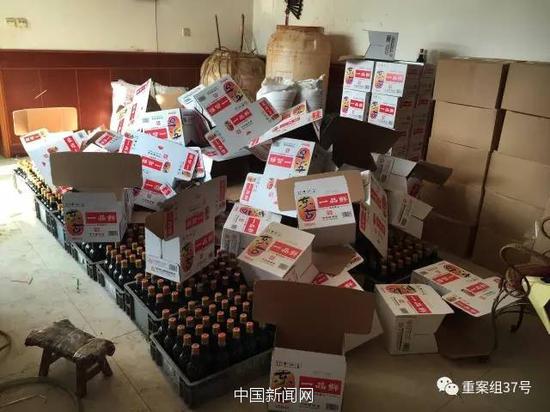 1月11日，天津獨流鎮，一家生産假醬油村民家中，罐裝並貼完標簽的假東古醬油。