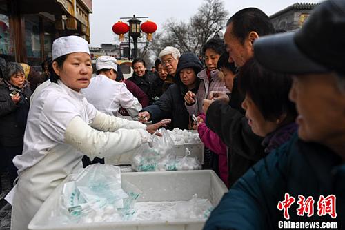 2017年2月7日，不少北京市民在一家傳統北京小吃店購買該店手工製作的傳統清真元宵。<a target='_blank' href='http://www.chinanews.com/'></p><p  align=