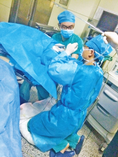 　　孫醫生跪著做手術　醫院供圖
