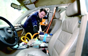 警方抓獲“油耗子”團夥後，起獲了兩輛用於盜油的改裝奧迪車以及其他作案工具。警方/供圖