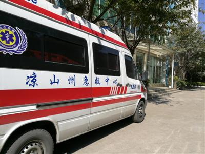 昨日，停在涼山州緊急救援中心的救護車。