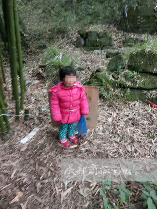  1月28日，渠縣李馥鎮，一名兩歲的小女孩被人拴在墳場旁的竹子上，女孩被凍得放聲大哭。 警方供圖