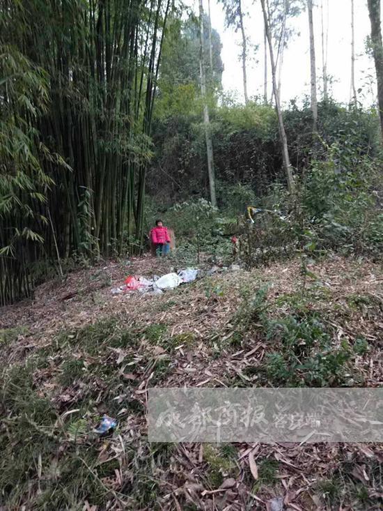 小女孩被人拴在墳場旁的竹子上。 警方供圖