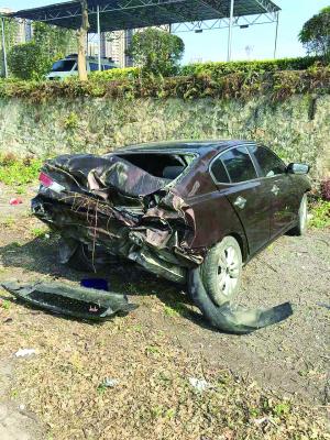 事故車輛受損嚴重。
