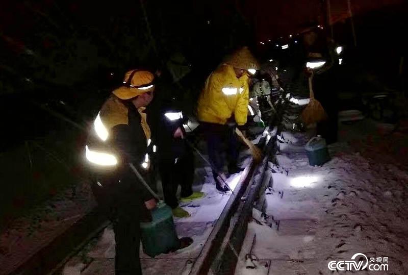 鐵路職工連夜除雪確保道路安全（濟南鐵路局供圖）